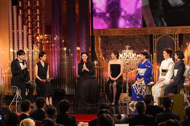 蒼井優は、ブラックのジャケット＆ふんわりスカートで真摯なコメント