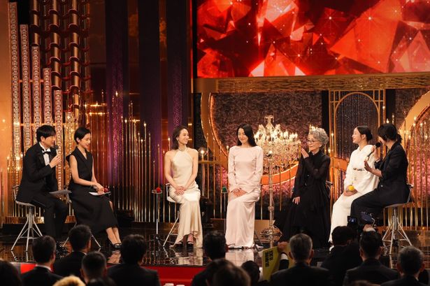 北川景子は、ホルターネックのドレスをセレクト