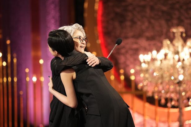 倍賞千恵子、司会を務めた河合優実とハグを交わした