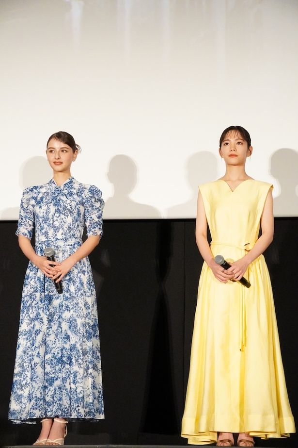 【写真を見る】キャラクターをイメージしたキュートなドレス姿を披露！當真あみ＆嵐莉菜の全身写真