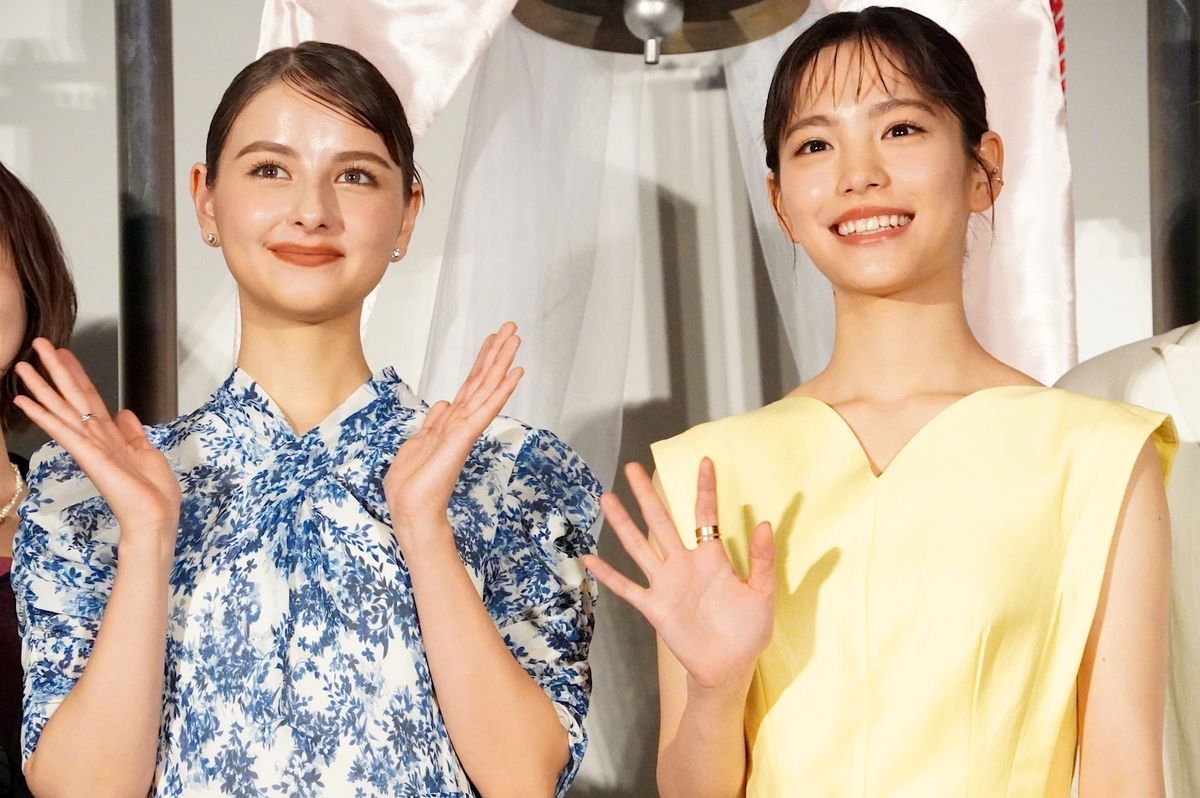 パリに咲くエトワール』當真あみ＆嵐莉菜、キャラをイメージした衣装で