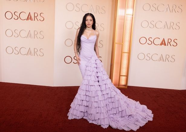 チェイス・インフィニティは、ラベンダーカラーのアシンメトリードレスでお出まし