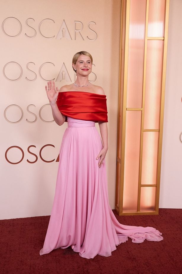 ジェシー・バックリーは、バイカラーのドレスで登場