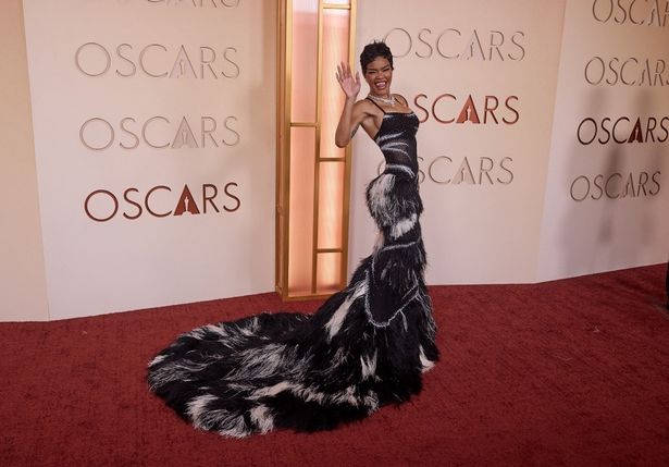 黒と白のフェザーが揺れるドレスで、笑顔を弾けさせたテヤナ・テイラー