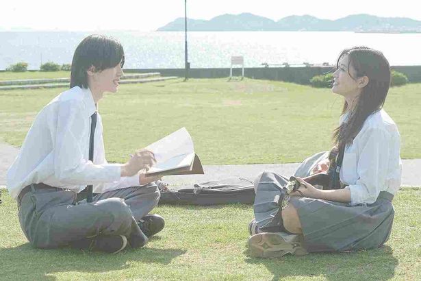 詩作が趣味の高校生、春人(道枝駿佑)と「発達性ディスレクシア」を患う綾音(生見愛瑠)が出会う『君が最後に遺した歌』