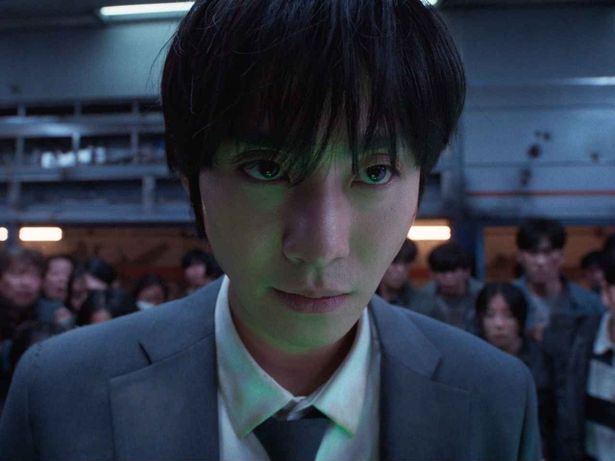 『全知的な読者の視点から』でアン・ヒョソプが演じるのは、小説の結末を変えようと奔走する“キム・ドクシャ”