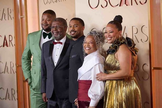 【写真を見る】『罪人たち』チームが受賞の喜びを分かち合う