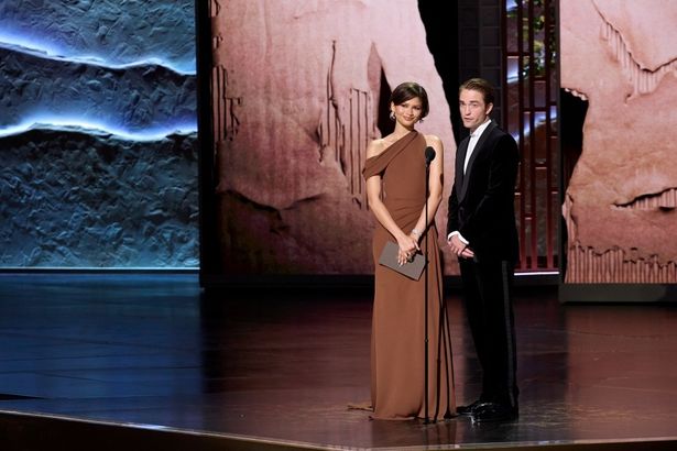 ゼンデイヤは、チョコレートブラウンのドレスをセレクト