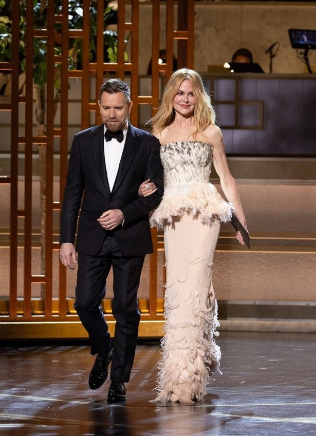 ニコール・キッドマンは、ペプラムデザインのドレスで登場