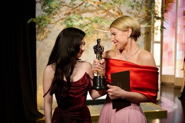 前年『ANORA アノーラ』で受賞したマイキー・マディソンと歓喜のツーショット