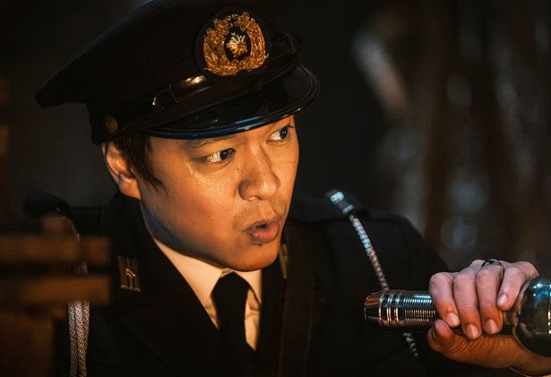 “名無し”を保護し、右手の異能を目の当たりにする警察官の照夫
