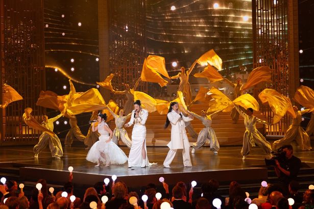 【写真を見る】HUNTR/Xの歌唱パフォーマンスで授賞式会場のボルテージは最高潮に！