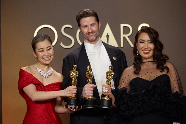 長編アニメーション賞を受賞した監督のマギー・カンとクリス・アップルハンズ、プロデューサーのミシェル・ウォン