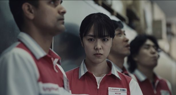 唐田えりか演じる新人アルバイト小河