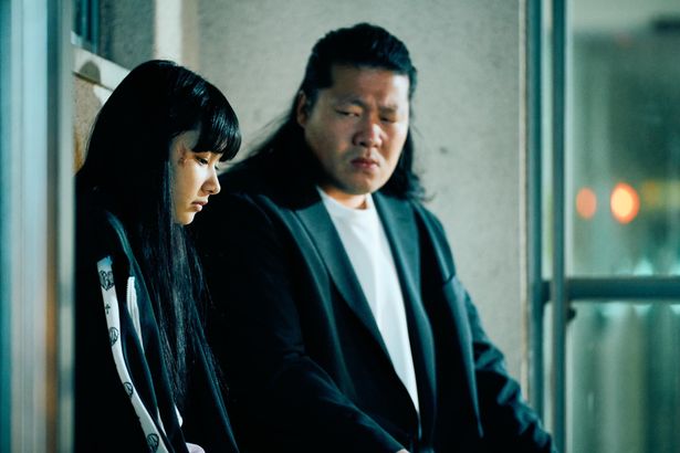 「みらいの里」寮長の西(一ノ瀬ワタル)と寮生の一人、詩(山崎七海)