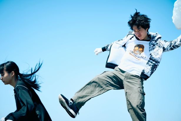 詩の背中に蹴りを入れる海斗