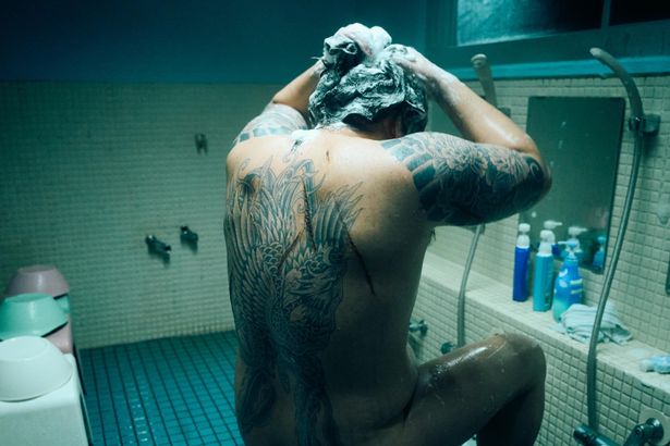 元半グレで元受刑者である西の背中には大きな入れ墨が入っている