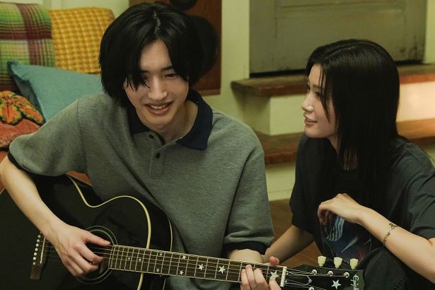 2人で曲を作るうちに、春人と綾音の距離は縮まっていき…