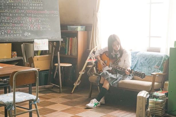 綾音に声をかけられたことをきっかけに、2人だけの歌作りが始まる