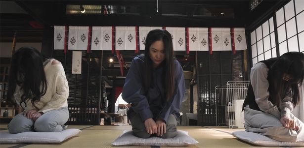 それぞれが夫が殺したと泣きながらに語る3人の妻たち(『放送禁止 ぼくの3人の妻』)