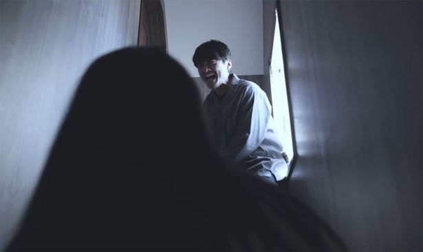 夫がどんどん怪現象に追い詰められていく(『放送禁止 ぼくの3人の妻』)