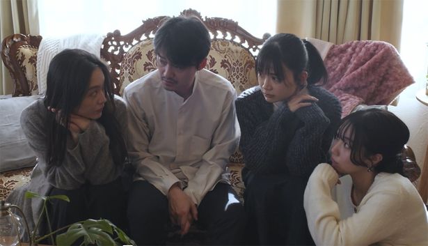 【写真を見る】一夫多妻制の生活を送る男女4人に迫った『放送禁止 ぼくの3人の妻』