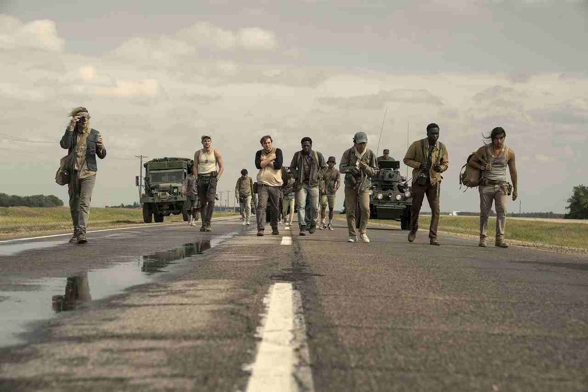 スティーヴン・キング幻の処女作の映画化『ロングウォーク』場面写真が