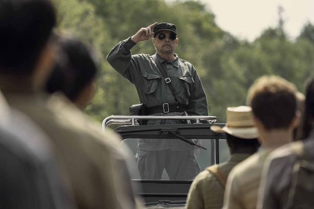 【写真を見る】威圧的な態度がにじみ出ている鬼少佐役にマーク・ハミル