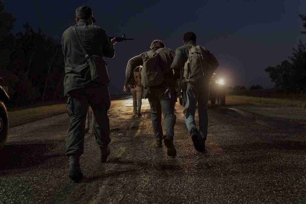 極限状態に放り込まれ、ひたすら歩き続ける若者たち