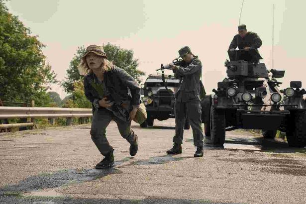 銃口を向けられ、絶体絶命の若者の運命は？