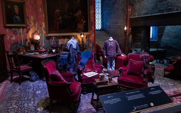 展示を見たら『ハリー・ポッターと賢者の石』をまた観たくなること間違いなし