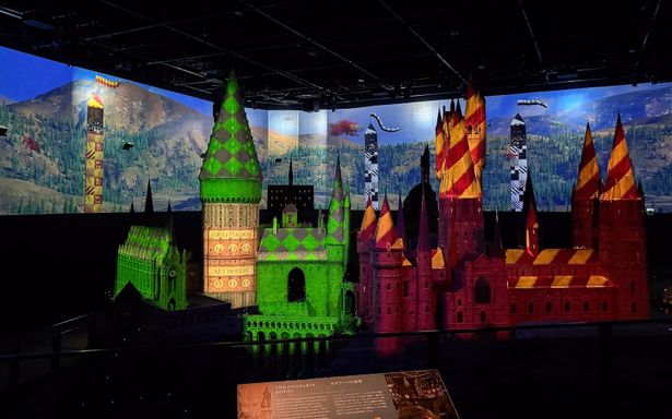 ツアー終盤のホグワーツ城にはプロジェクションマッピングの演出が