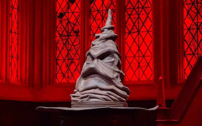 組分け帽子や透明マントに、桜田ひより＆吉川愛も大はしゃぎ！特別企画「ホグワーツからの招待状」で『ハリー・ポッターと賢者の石』の世界を体験