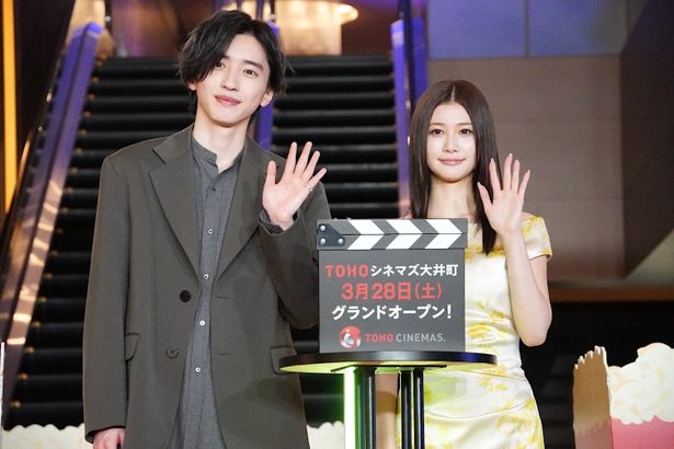 『君が最後に遺した歌』の道枝駿佑と生見愛瑠が、TOHOシネマズ大井町の開業をお祝い！