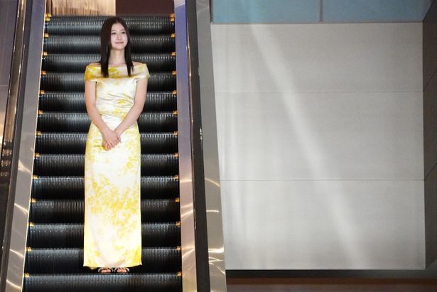 エスカレーターで新劇場のロビーに降臨！