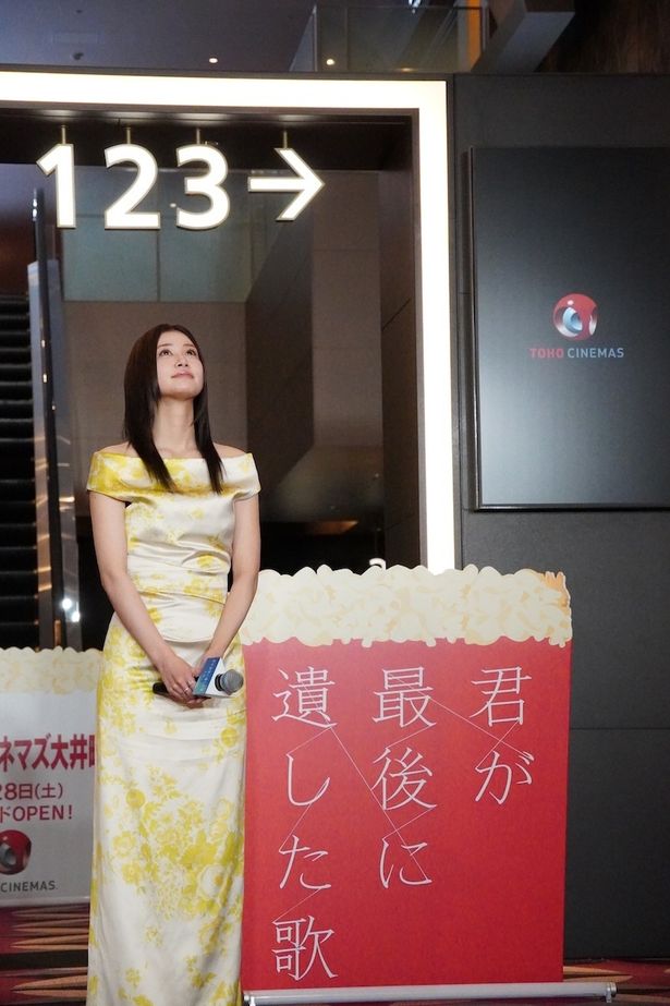 豪華な映画館のロビーを見渡した