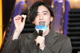 道枝駿佑、ハート型の疑似ポップコーンを見つけて笑顔！