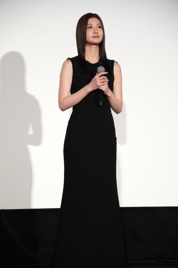 【写真を見る】生見愛瑠、上品な雰囲気のノースリーブのブラックドレスで登場