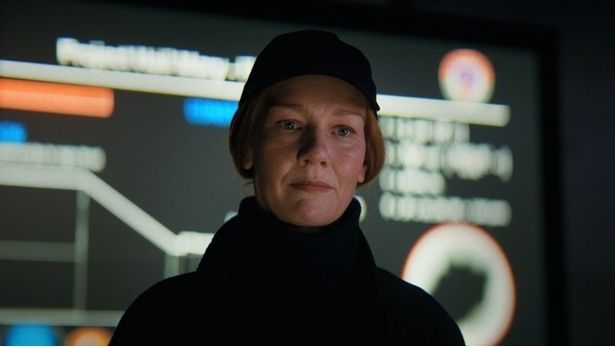 【写真を見る】まさかの選曲！ザンドラ・ヒュラーがカラオケシーンの誕生エピソードを語る