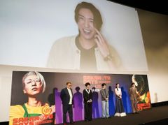 映画『SAKAMOTO DAYS』(4月29日公開)主演の目黒蓮がカナダからリモートで完成披露舞台挨拶に参戦！
