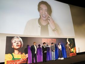 映画『SAKAMOTO DAYS』(4月29日公開)主演の目黒蓮がカナダからリモートで完成披露舞台挨拶に参戦！