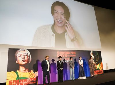 映画『SAKAMOTO DAYS』(4月29日公開)主演の目黒蓮がカナダからリモートで完成披露舞台挨拶に参戦！