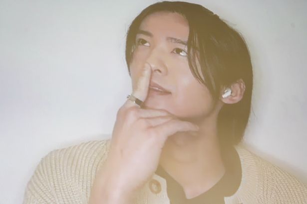 答えを考える目黒。「指を当てるのそこ？」と高橋らからツッコミが入り、会場は大爆署だった。