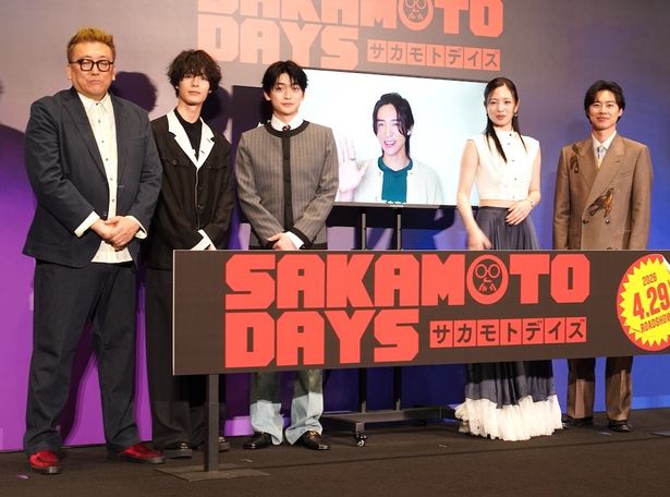 【写真を見る』笑顔で手を振る目黒と一緒にフォトセッション。目黒と高橋がハイタッチをしようとワチャワチャする場面も。