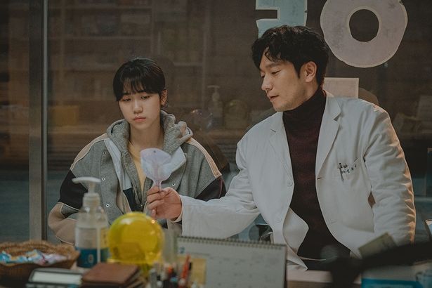 傷ついたイニョンに優しく言葉をかける薬剤師ドンウク(ソック)