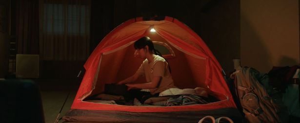 家を追い出されたイニョンがソラの家でテントを張って暮らす印象的なカット