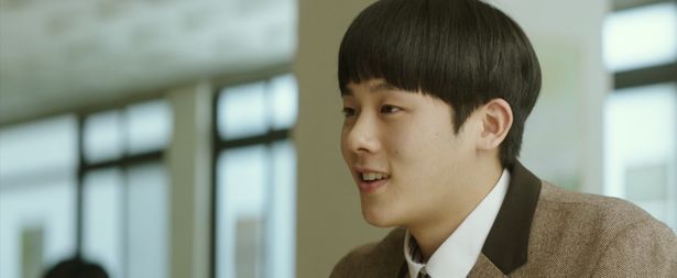 イニョンの唯一の友人、ドユン（イ・ジョンハ）