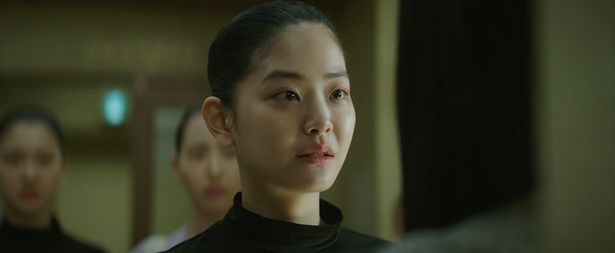 イニョンを敵対視している芸術団のエースナリ（チョン・スビン