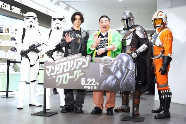 フォトセッションの様子。ショップオープン待機中のファンに声をかける場面も