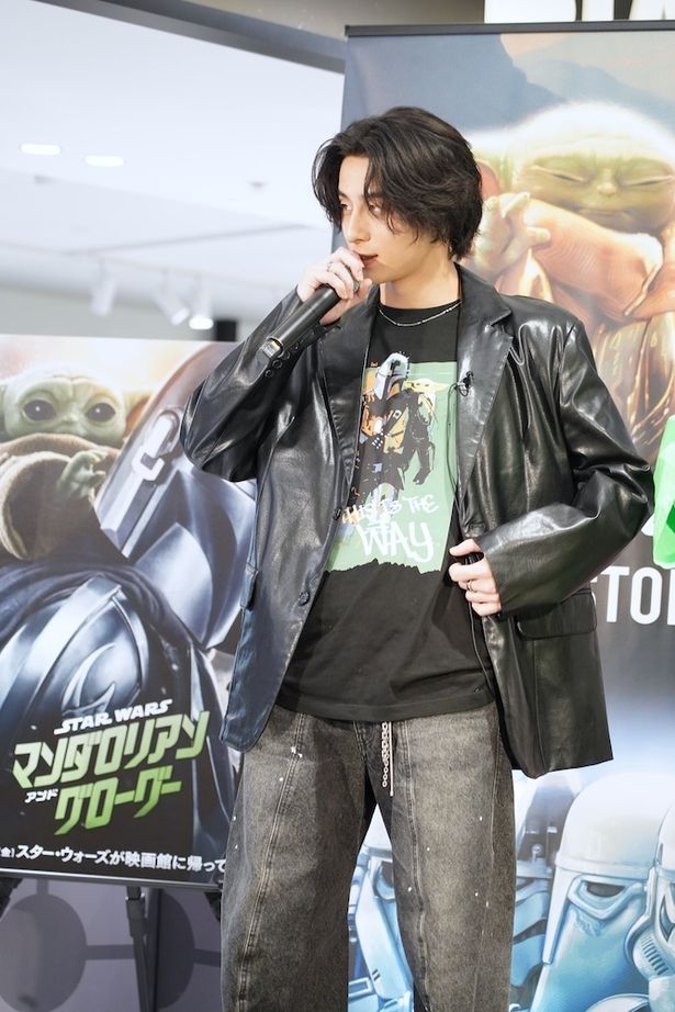 【写真を見る】スター・ウォーズグッズ収集家のINI・西洸人！最新アイテムを身に付け登場